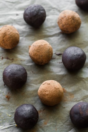 No Bake Chocolate Fudge Protein Truffles | running with spoons